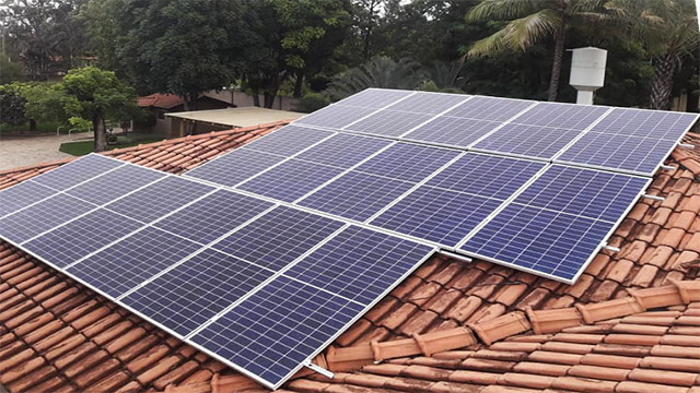 Projeto e instalação do sistema de Energia Solar executado em Catanduva SP, bairro Jardim dos Coqueiros, sistema elaborado com 2 inversores Fronius e 44 placas Canadian de 360w, sistema gerando em torno de 2.000 kWh/mês!