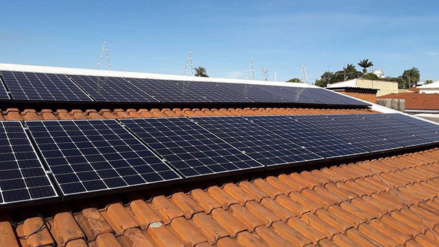 Sistema de Energia Solar completo instalado com sucesso em uma Corretora de Seguros em Catanduva / SP, sistema composto por 26 Módulos de 280w e inversor Fronius, geração média mensal de 1.000 kWh/mês!