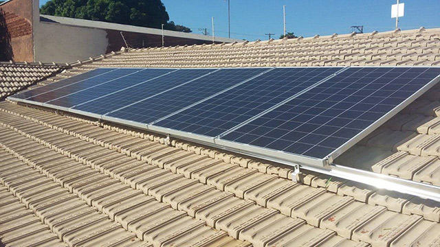 Sistema de Energia Solar completo instalado com sucesso em uma residência em Catanduva / SP, sistema composto por 7 Módulos de 305w e inversor Fronius, geração média mensal de 300 kWh/mês!