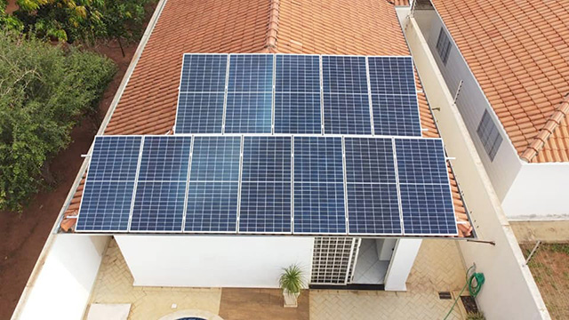 Sistema de Energia Solar Completo, projeto elaborado e executado em Catanduva SP, no bairro Parque Glória, sistema elaborado com inversor Fronius 3 kva e 12 placas 360w, gerará em torno de 600kWh mensais!