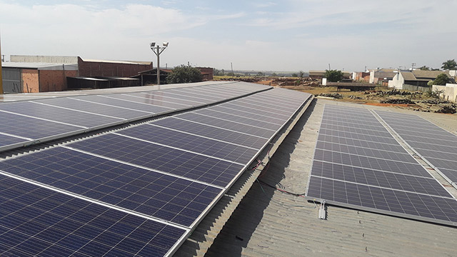 Sistema de Energia Solar completo instalado na madereira da Cidade de Sales SP, sistema de 33,500 kwp, sendo 100 placas de 335w, inversor Fronius Eco 27 KVA, sistema irá gerar em torno de 4.200 kWh mês, podendo ainda ser ampliado posteriormente!